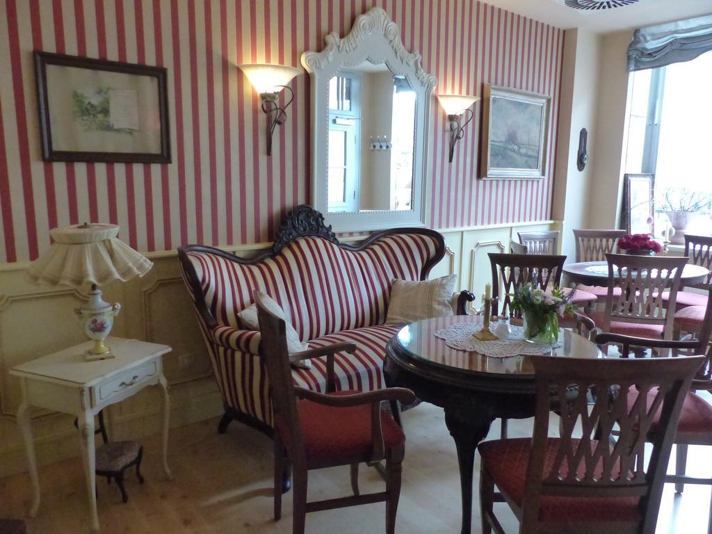 Cafe 28 & Pension Am Markt Wißmar Екстериор снимка